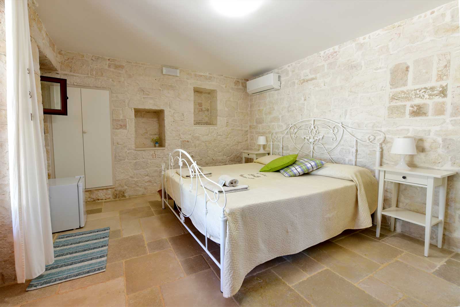 letto camera matrimoniale standard